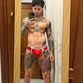 NOVEDAD Chico estudiante Cuerpo fibrado tatuado con muchas ganas