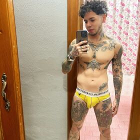 NOVEDAD Chico estudiante Cuerpo fibrado tatuado con muchas ganas