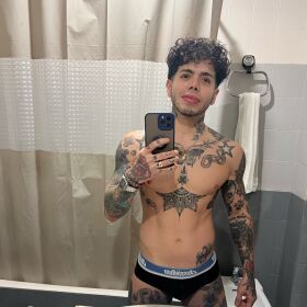 NOVEDAD Chico estudiante Cuerpo fibrado tatuado con muchas ganas