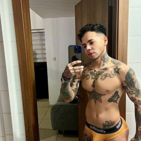 NOVEDAD Chico estudiante Cuerpo fibrado tatuado con muchas ganas