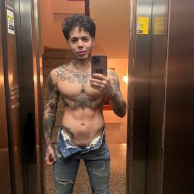 NOVEDAD Chico estudiante Cuerpo fibrado tatuado con muchas ganas