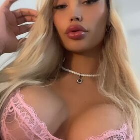 Victoria, preciosa rubia trans femenina