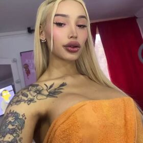 Victoria, preciosa rubia trans femenina