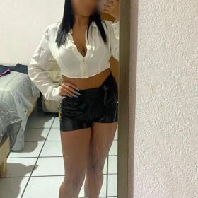 RECIEN LLEGADA MORENAZA MUY MOJADITA EN MI CUARTO 24h