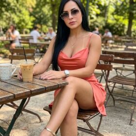 FIESTERA, BRSILEÑA MORENAZA CON GANAS DE SEXO RICO