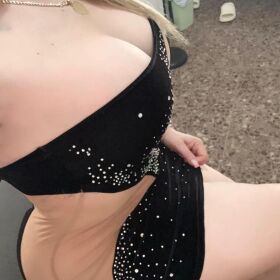 Rubia voluptuosa con curvas colombiana