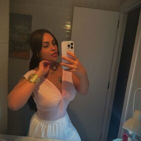 ESPAÑOLA EXPERTA EN MASAJES , MORENA TETONA  EXTROVERTIDA 