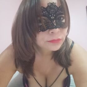 Lucia latina para videollamadas y presencial