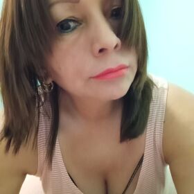 Lucia latina para videollamadas y presencial