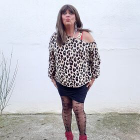 Hombre madurito se viste de mujer 