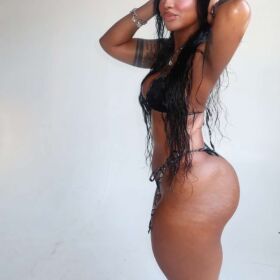 Soy bety me gusta mucho el sexo anal oral y Vajinal