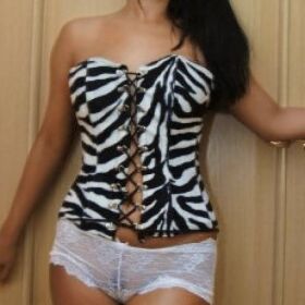 Morenita sexy  completa  trato de novio 