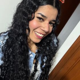 TENGO UNA PIEL CANELA DELICIOSA, UNAS CURVAS PERVERSAS