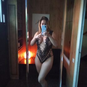 AMOR SOY UNA CARIÑOSA Y COMPLACIENTE CHICA