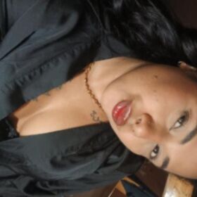 Chica complaciente,  fiestera y sin prisa 